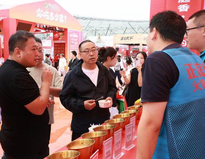 庭香火锅麻酱亮相2025重庆火博会麻将胡了游戏创新传统蘸料体验!正(图3) 庭香火锅麻酱亮相2025重庆火博会麻将胡了游戏创新传统蘸料体验!正(图3)